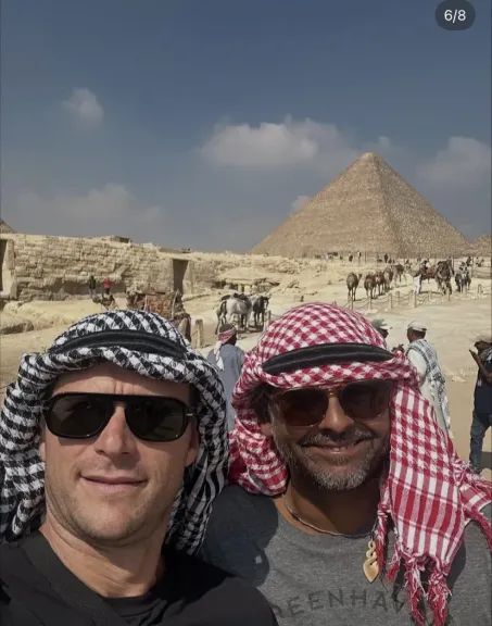 النجم العالمي سكوت إيستوود يختتم زيارته لمصر بصورة فوق الأهرامات بالجيزة النجم العالمي سكوت إيستوود يختتم زيارته لمصر بصورة فوق الأهرامات بالجيزة
