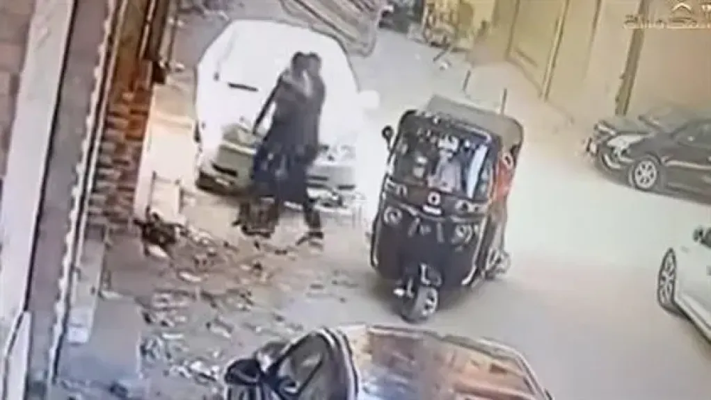 جريمة اللبيني.. حجز سائق توك توك وعامل في واقعة مقتل سيدة وأطفالها... جريمة اللبيني.. حجز سائق توك توك وعامل في واقعة مقتل سيدة وأطفالها على ذمة التحريات