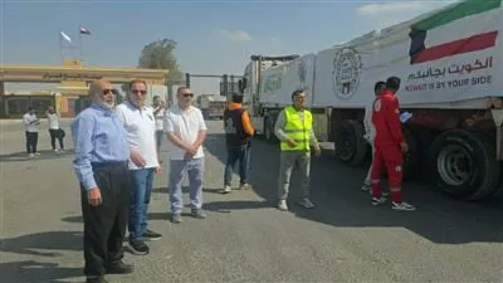 دعما لقطاع غزة.. إدخال دفعة من المساعدات الكويتية من معبر رفح البري دعما لقطاع غزة.. إدخال دفعة من المساعدات الكويتية من معبر رفح البري