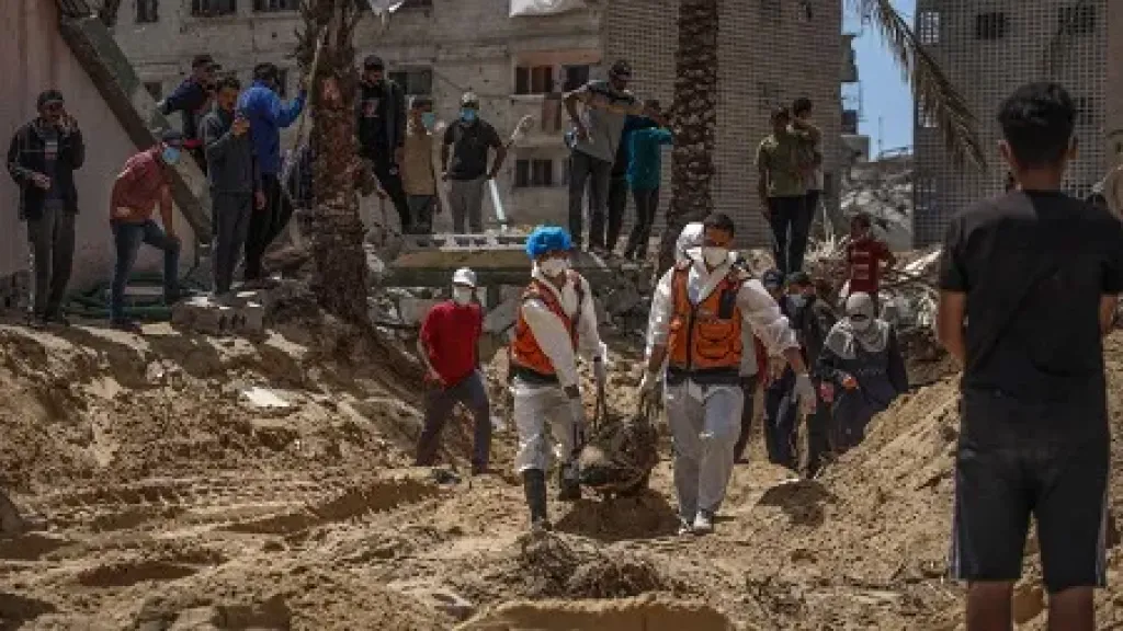 غزة.. استخراج رفات 42 فلسطينيا مجهولي الهوية من مقبرة عشوائية غزة.. استخراج رفات 42 فلسطينيا مجهولي الهوية من مقبرة عشوائية