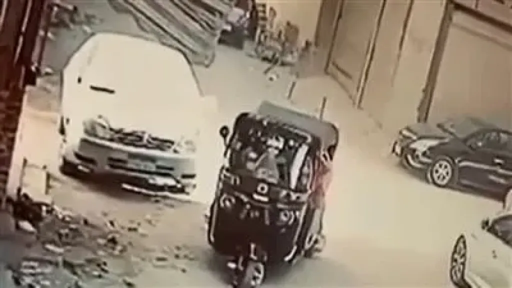 إخلاء سبيل سائق توكتوك وحبس عامل في واقعة مقتل سيدة وأطفالها الثلاثة... إخلاء سبيل سائق توكتوك وحبس عامل في واقعة مقتل سيدة وأطفالها الثلاثة في فيصل