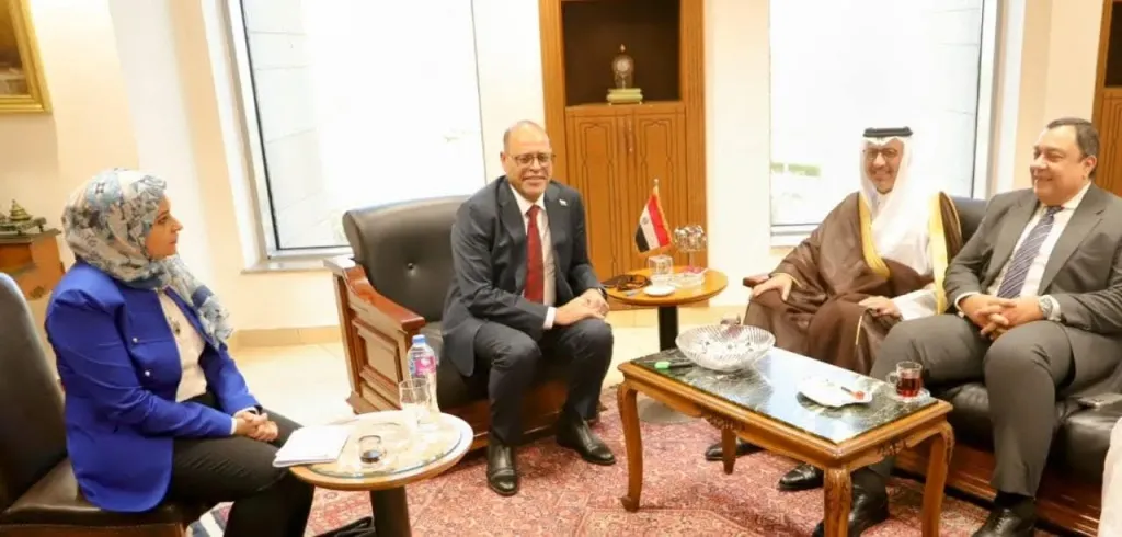 وزير العمل يلتقي السفير السعودي في القاهرة لتعزيز آليات تنقل الأيدي العاملة وزير العمل يلتقي السفير السعودي في القاهرة لتعزيز آليات تنقل الأيدي العاملة