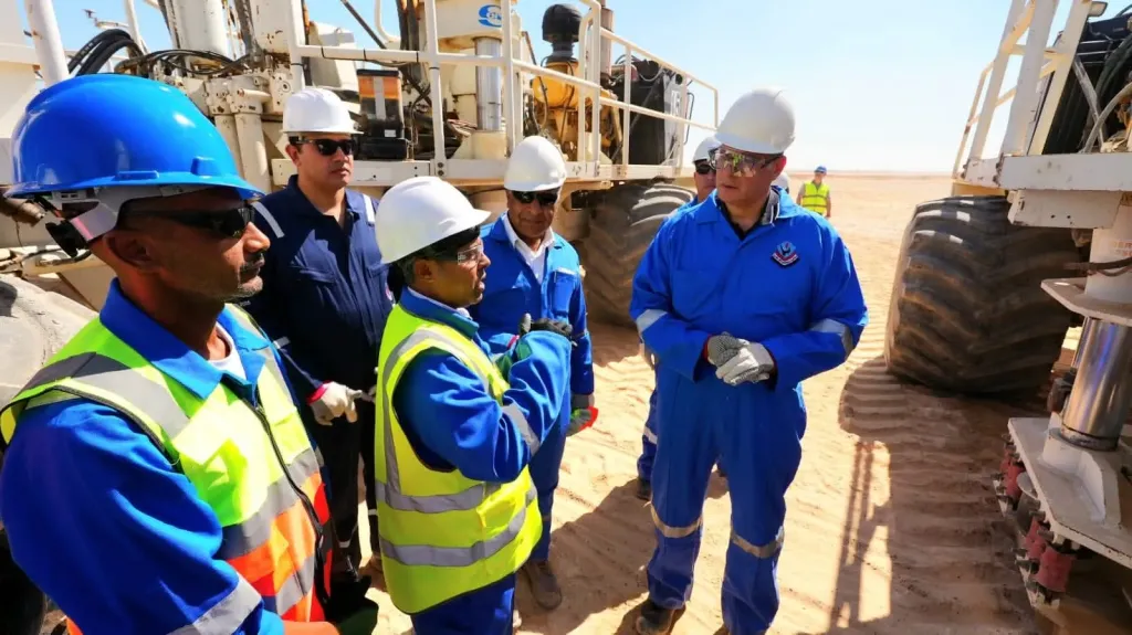 وزير البترول يتابع ميدانيًا انطلاق المسح السيزمي غرب أسيوط لجذب استثمارات جديدة وزير البترول يتابع ميدانيًا انطلاق المسح السيزمي غرب أسيوط لجذب استثمارات جديدة