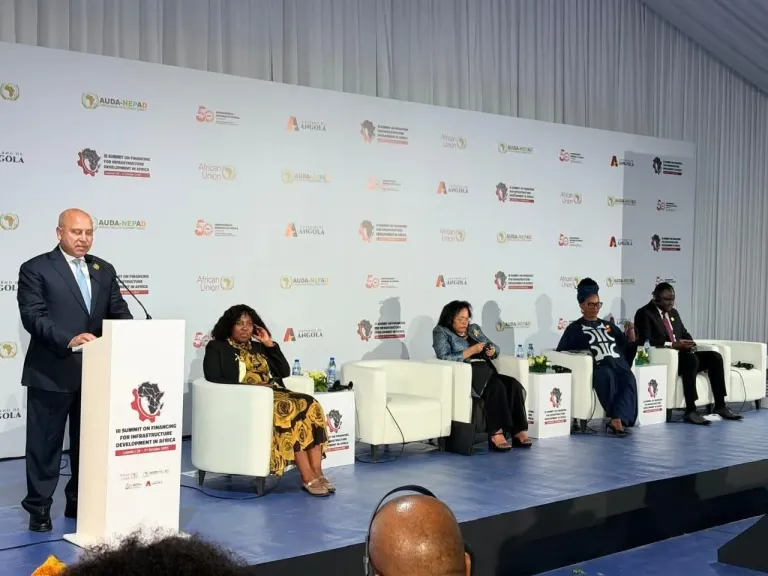 وزير النقل: مصر نفذت مشروعات تنموية وبنية تحتية في أكثر من 23... وزير النقل: مصر نفذت مشروعات تنموية وبنية تحتية في أكثر من 23 دولة بإفريقيا