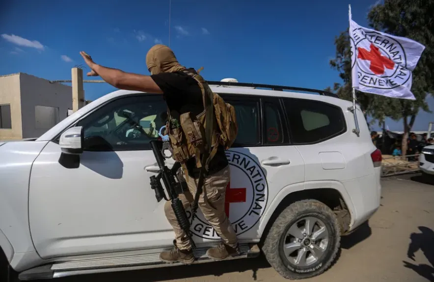 كتائب القسام تعلن تسليم جثتي رهينتين إسرائيليتين الساعة الرابعة من مساء اليوم