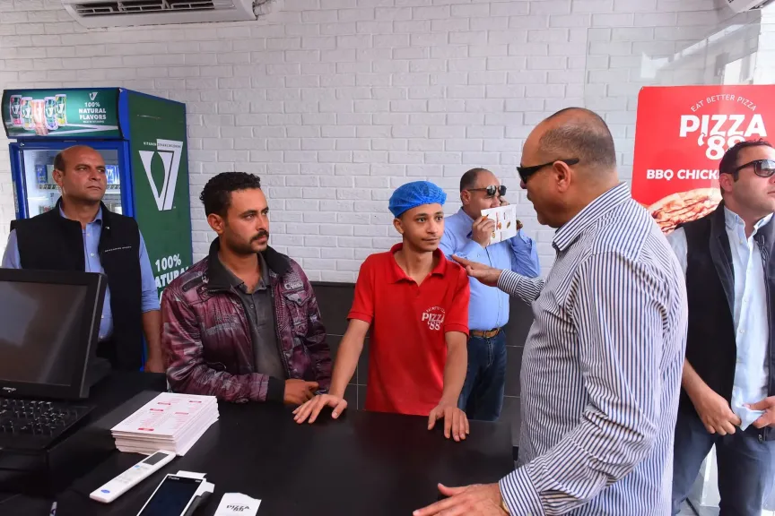 وزير العمل يواصل الجولات الميدانية المفاجئة لمتابعة تطبيق قانون العمل الجديد وزير العمل يواصل الجولات الميدانية المفاجئة لمتابعة تطبيق قانون العمل الجديد