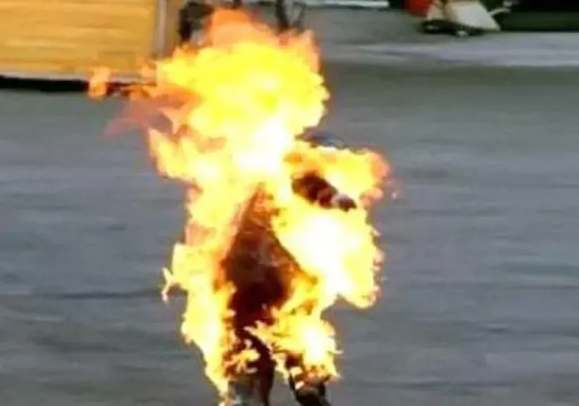 شرطي إسرائيلي يشعل النار في نفسة أمام منزل مسؤول شرطي إسرائيلي يشعل النار في نفسة أمام منزل مسؤول