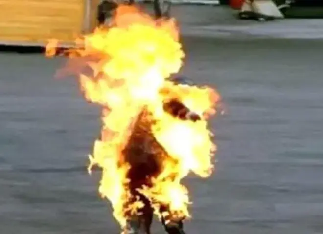 شرطي إسرائيلي يشعل النار في نفسة أمام منزل مسؤول شرطي إسرائيلي يشعل النار في نفسة أمام منزل مسؤول