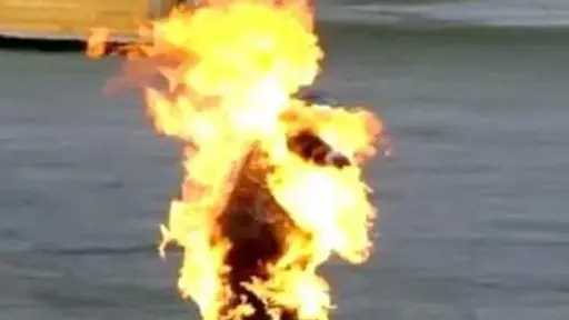 شرطي إسرائيلي يشعل النار في نفسة أمام منزل مسؤول شرطي إسرائيلي يشعل النار في نفسة أمام منزل مسؤول