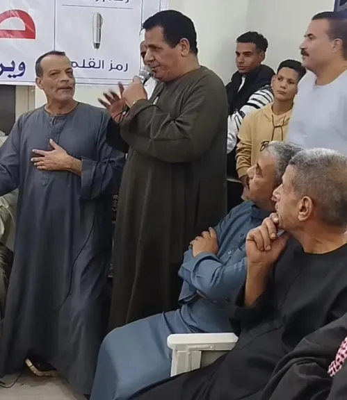 من داخل قرية شما .. لحظة صراحة تربك أجواء مؤتمر انتخابي والمرشح... من داخل قرية شما .. لحظة صراحة تربك أجواء مؤتمر انتخابي والمرشح يتلقاها بصدر رحب