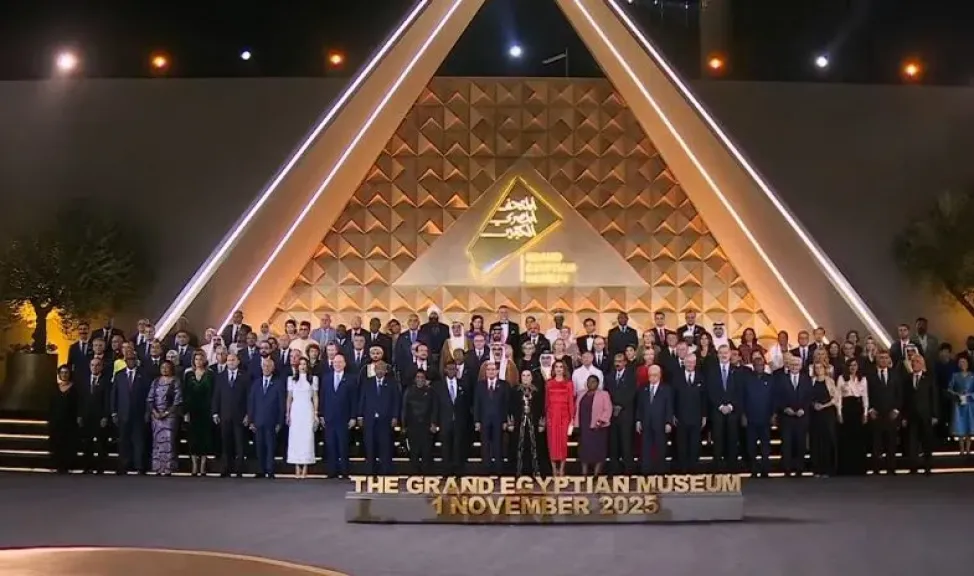 التقاط صورة تذكارية للرئيس السيسي والزعماء المشاركين في حفل افتتاح المتحف المصري الكبير