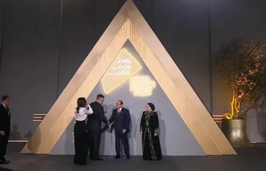 الرئيس السيسي وقرينته يستقبلان الزعماء المشاركين في حفل افتتاح المتحف المصري الكبير