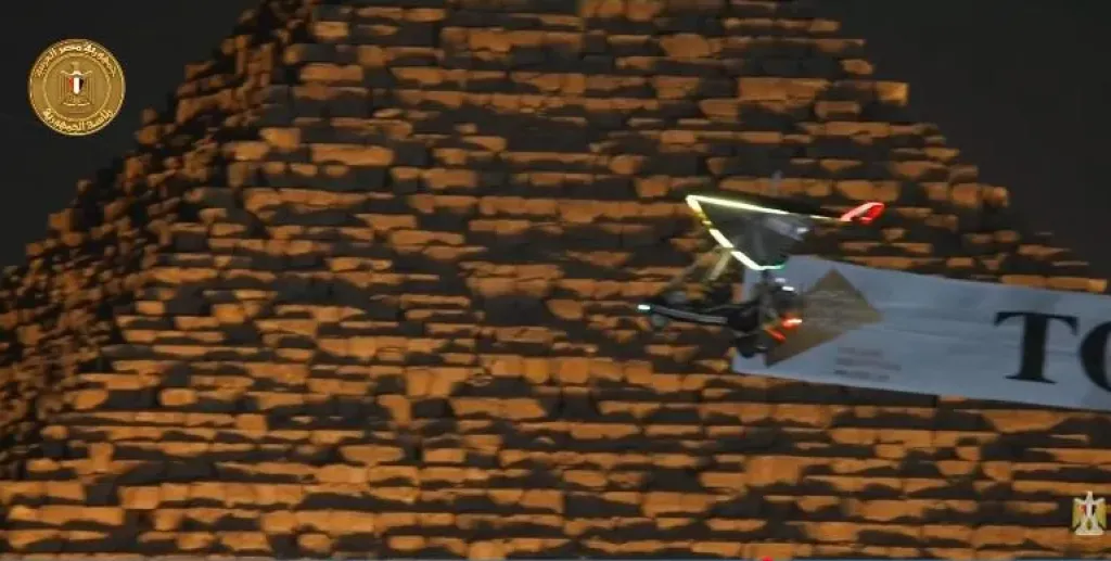 أهلا بكم في أرض السلام.. عروض بطائرات شراعية ترحيبا بضيوف افتتاح المتحف المصري الكبير