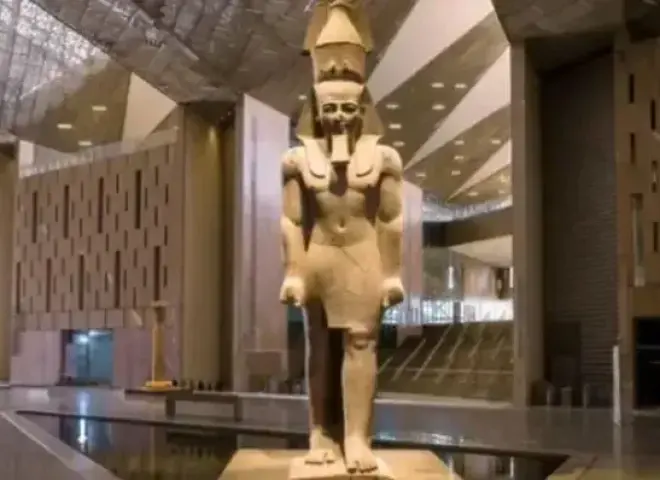 حقيقة تسرب مياة الأمطار داخل بهو المتحف المصري الكبير .. ووزارة السياحة توضح