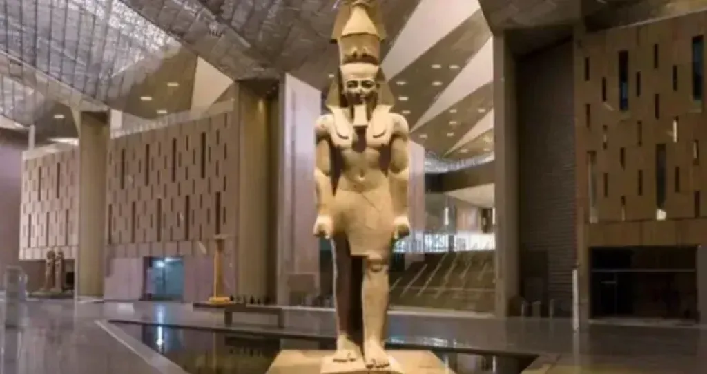 وزير السياحة يفتتح مكتبة المتحف المصري الكبير.. وارتفاع زوار المتاحف إلى 18.5 مليون بنسبة نمو 33%