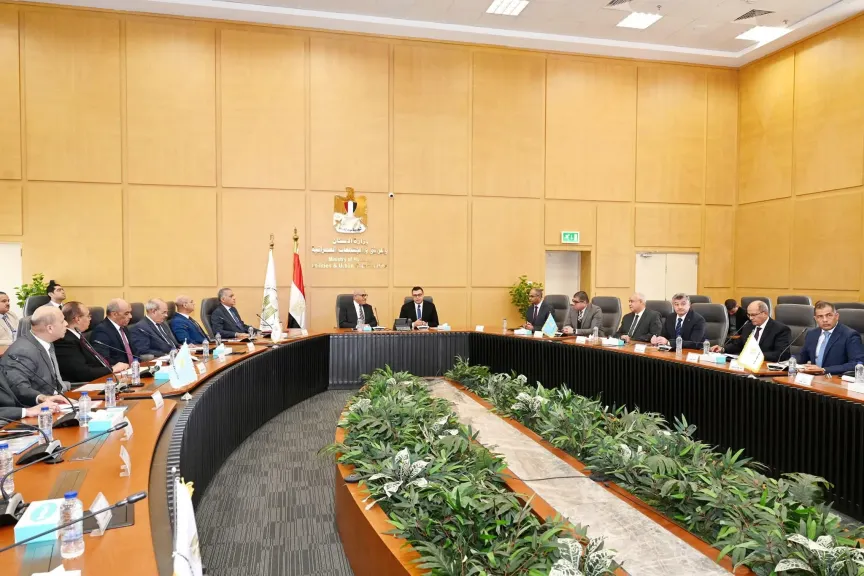 وزير الإسكان ورئيس الهيئة العربية للتصنيع يتابعان موقف تنفيذ مشروعات المبادرة الرئاسية ”حياة كريمة”