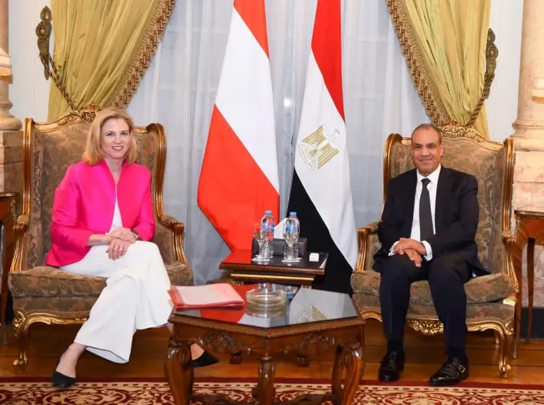 وزير الخارجية يلتقي وزيرة خارجية النمسا ويؤكد على عمق العلاقات بين البلدين