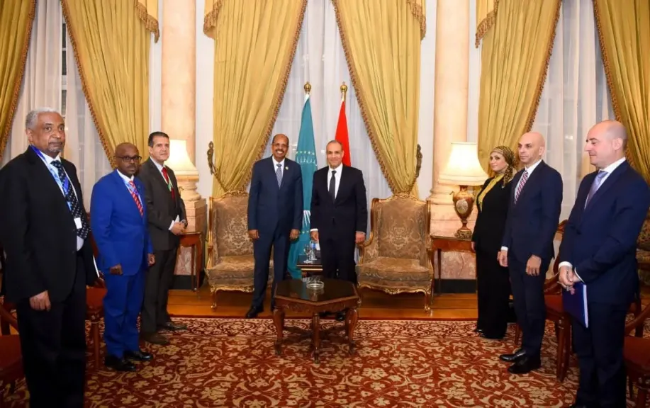 وزير الخارجية يلتقي رئيس مفوضية الاتحاد الأفريقي