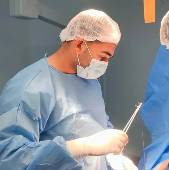 علي طريقة فيلم ” “Face/Offطبيب شاب ينجح في إعادة وجه مريض بتدخل جراعي عاجل أثر حادث مروع