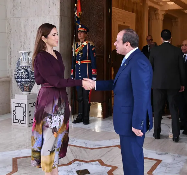الرئيس السيسي يستقبل ملكة الدنمارك ويؤكد على تعزيز الشراكة الاستراتيجية بين البلدين