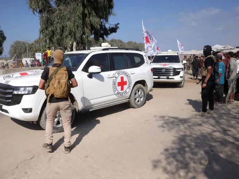 حماس توافق على إخراج مقاتليها من مناطق خلف الخط الأصفر عبر سيارات الصليب الأحمر