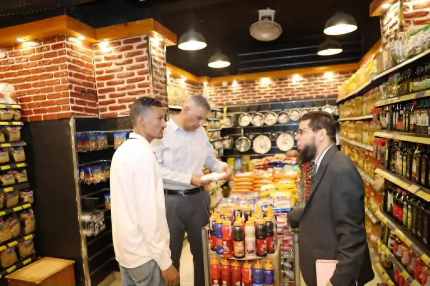 محافظ أسوان يقود حملات مفاجئة لضبط الأسواق.. ويوجه بالتصدي لمحاولات التلاعب بالأسعار