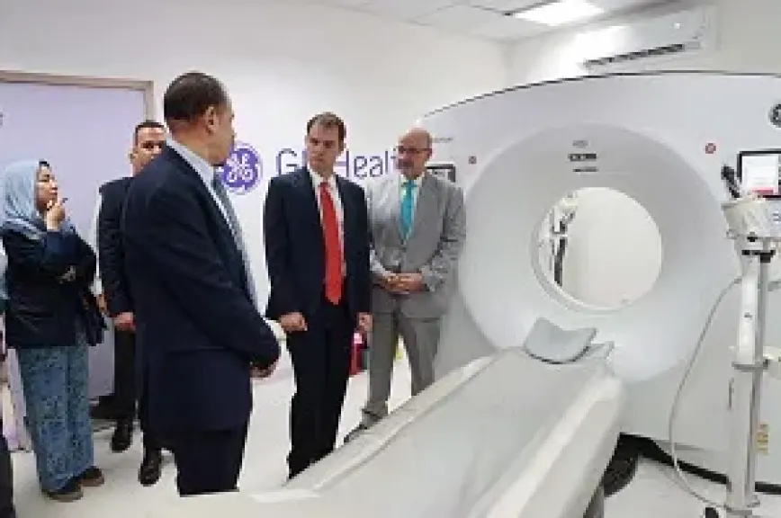 وزير الدولة البريطاني يزور مستشفى الشيخ زايد التخصصي لبحث تجهيزات استقبال المصابين الفلسطينيين