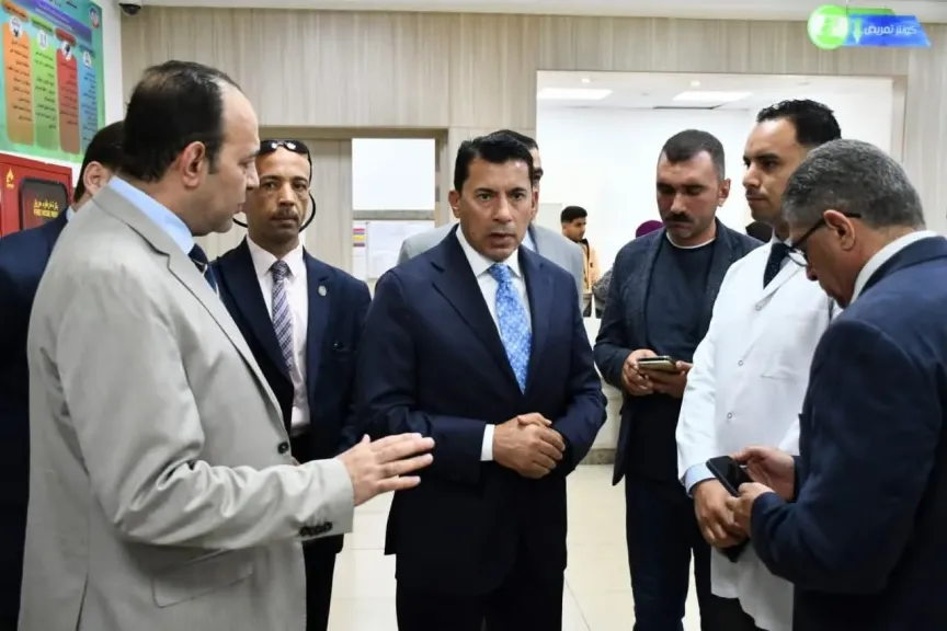 وزير الشباب والرياضة يطمئن على الحالة الصحية للزملاء مصابي حادث انقلاب ميني باص بطريق العاصمة الإدارية