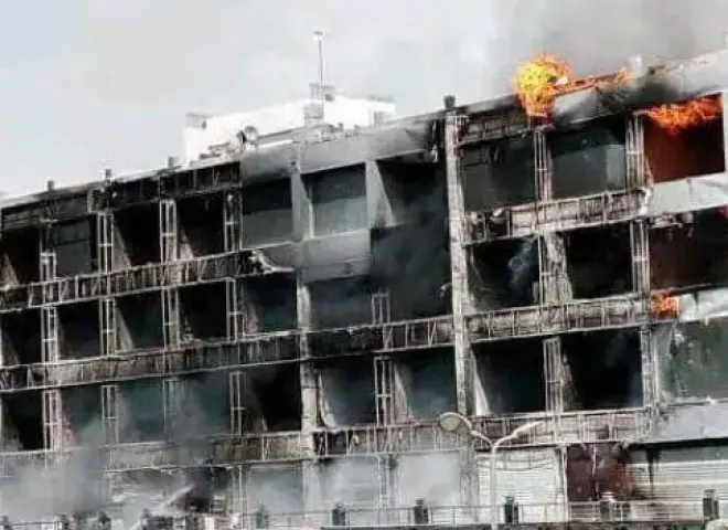 خراب بيوت .. حريق هائل يلتهم مول تجاري بمدينة العبور والخسائر بالملايين