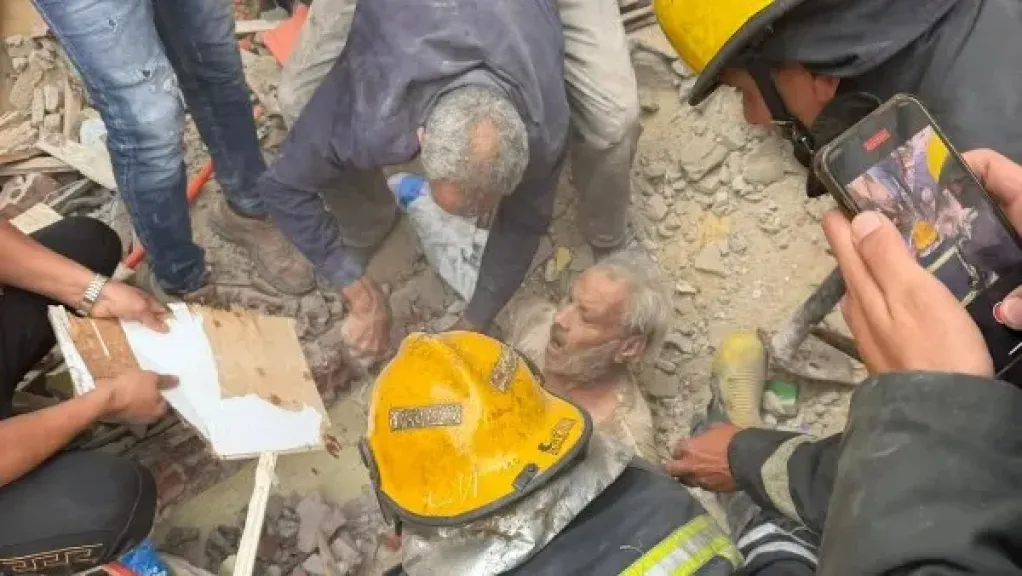 أنقاذ مسن من تحت الانقاض في انهيار عقار التونسي بمنطقة الخليفة