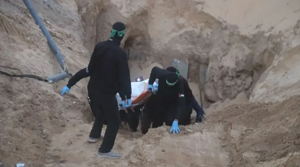 مسئول بحركة حماس: العثور على جثامين فلسطينيين بجانب رفات جندي إسرائيلي