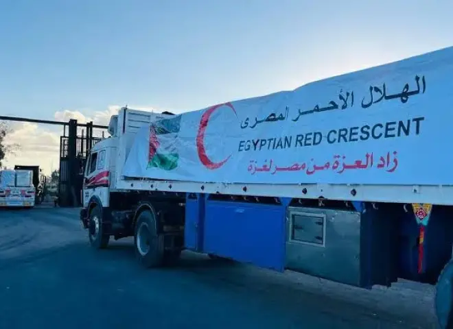 الهلال الأحمر المصري يدفع بـ 250 ألف سلة غذائية ومستلزمات طبية وإغاثية إلى غزة