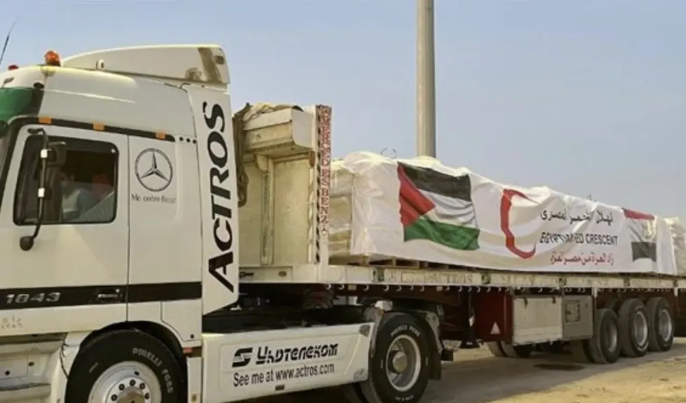 الهلال الأحمر المصري: 250 ألف سلة غذائية ومستلزمات طبية وإغاثية عبر قافلة «زاد العزة» الـ 66 إلى غزة