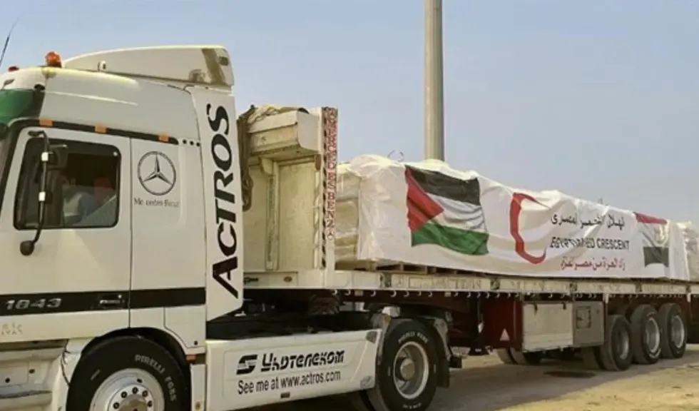 قافلة المساعدات الـ183 تدخل غزة عبر معبر كرم أبو سالم ضمن “زاد العزة” من مصر