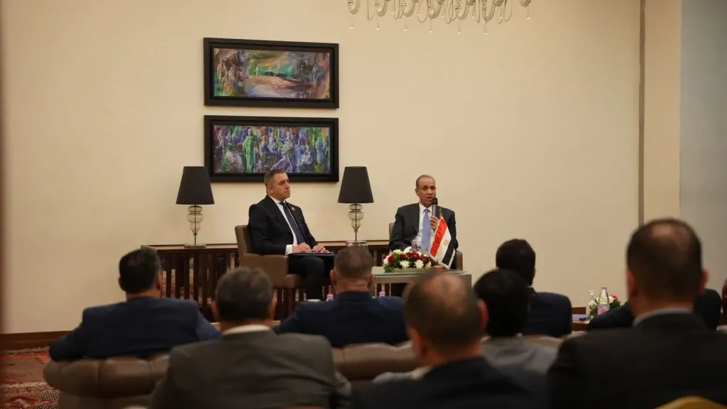 وزير الخارجية يلتقي أعضاء الجالية المصرية في الجزائر