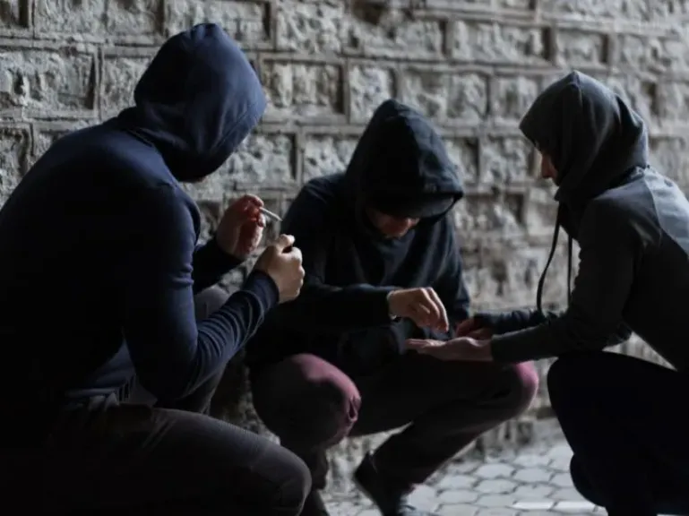 إغلاق 9 مراكز غير مرخصة لعلاج الإدمان بالعبور