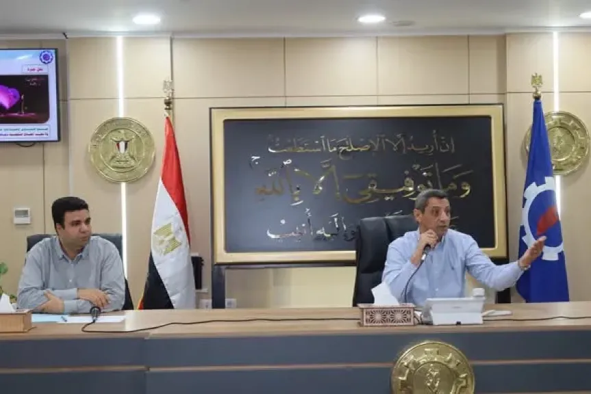 محافظ السويس في اللقاء الإسبوعي: التنسيق بين جميع القيادات التنفيذية لإنجاز خدمات المواطنين في إطار قانوني