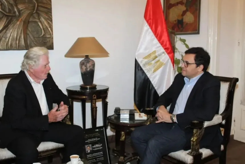 وزير الثقافة يبحث مع حسين فهمي الترتيبات النهائية لانطلاق الدورة 46 من مهرجان القاهرة السينمائي