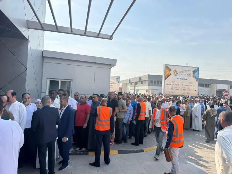 توافد المصريين المقيمين بالكويت علي صناديق الاقتراع بانتخابات النواب