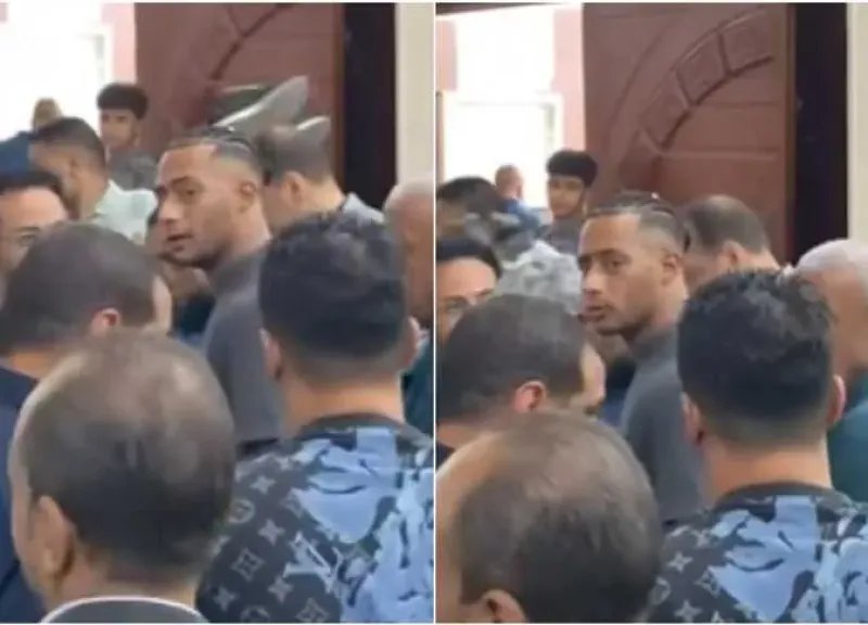 يبكي ويقرأ القرآن .. اللحظات الاولي لمحمد رمضان خلال وداع والدة