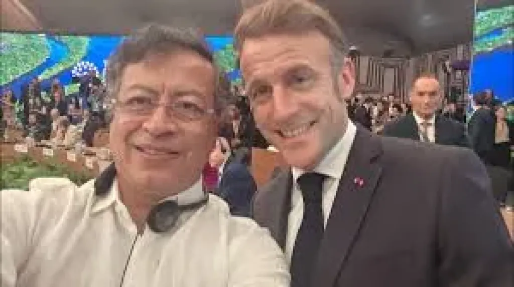 صورة سيلفي تجمع بين الرئيسين ”الفرنسي والكولومبي” خلال قمة المناخ