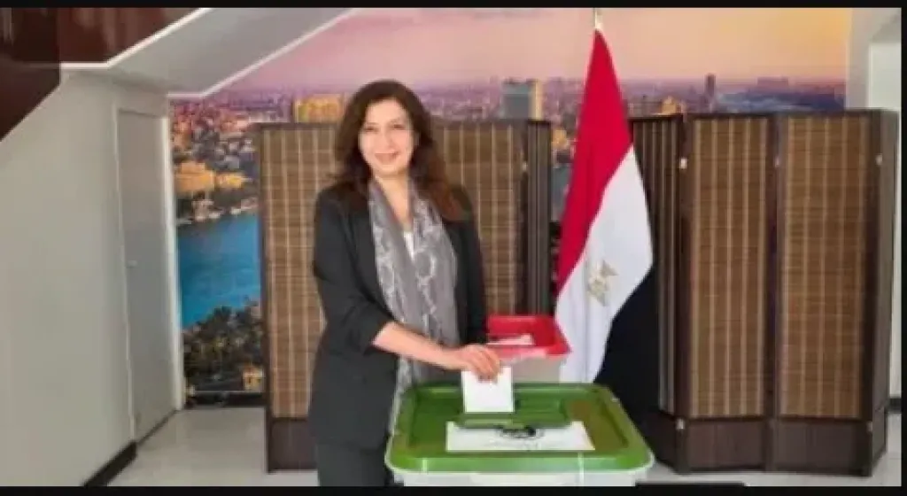 سفيرة مصر في البحرين تدلي بصوتها في انتخابات النواب