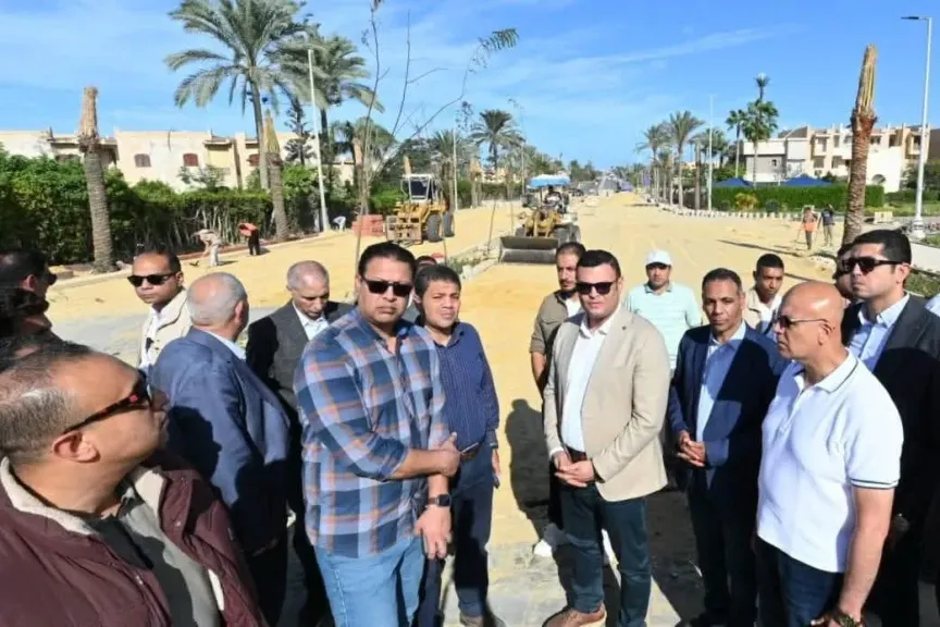 وزير الإسكان يتفقد مشروع ”مارينا ٨” وتطوير الطريق الرئيسي