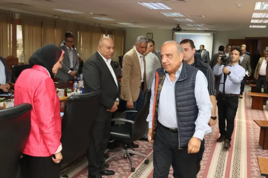 في زيارة ميدانية.. وزير الكهرباء والطاقة المتجددة يتفقد محطة توليد كهرباء النوبارية
