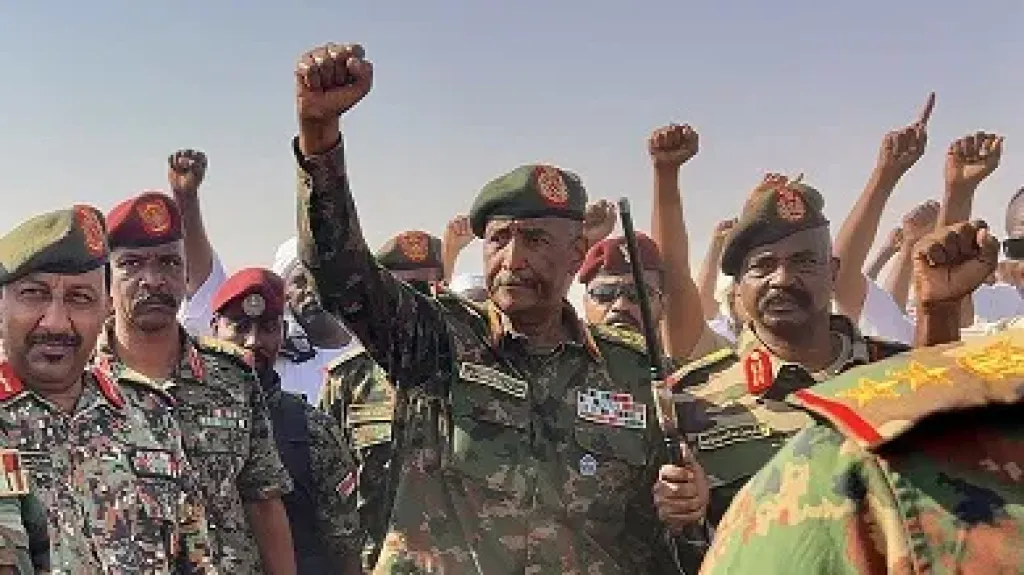 البرهان يزور نازحي الفاشر في الدبة بعد فرارهم من الدعم السريع