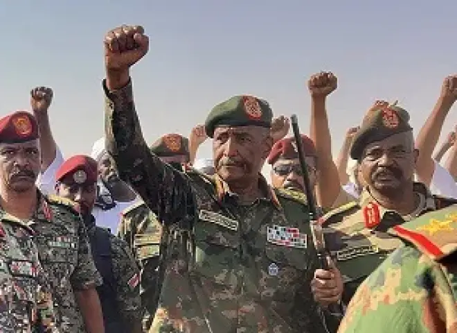 البرهان يزور نازحي الفاشر في الدبة بعد فرارهم من الدعم السريع