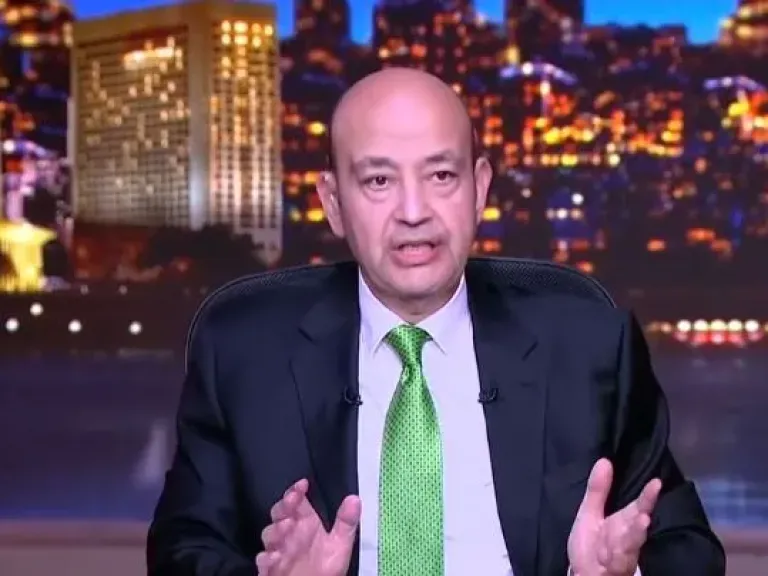 عمرو أديب يطالب لاعبي الزمالك بنزول المباراة بالجلاليب البيضاء: شامم ريحة النصر