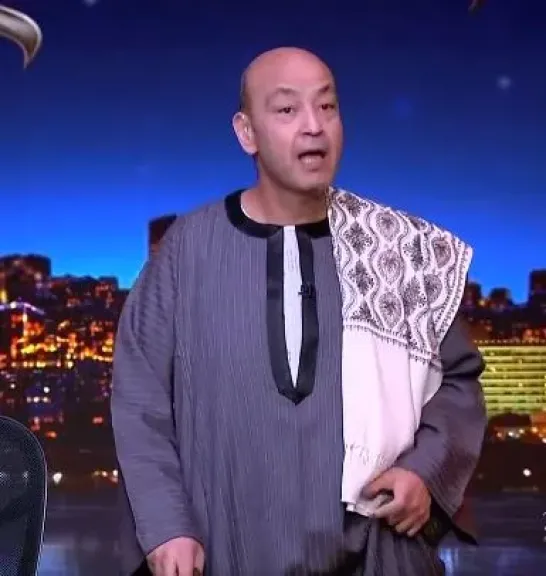 عمرو أديب يظهر بالجلابية على الهواء: أد إيه طراوة