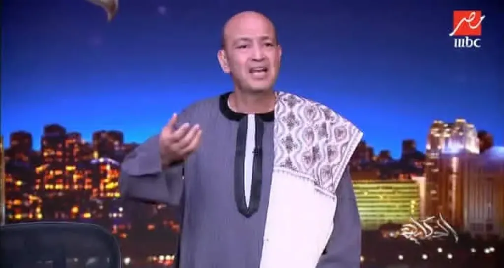 عمرو أديب في ظهوره بالجلباب على الهواء: ما عندناش لبس نتكسف منه.. البلد دي مفيش في تاريخها مرحلة تخجل منها