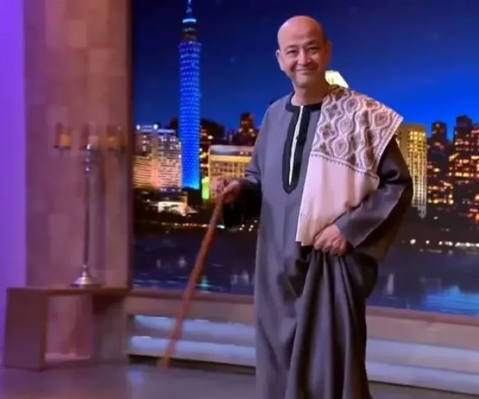 عمرو أديب يتغزل في الجلابية: إيه الصنعة الحلوة دي؟ بتخليك تحس بالفخر